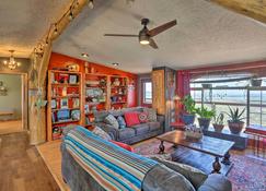 Cozy Black Hills Home 13 Acres with Deck and Views! - Hot Springs - Sala de estar