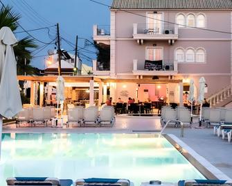 Ekati - Kavos - Uima-allas