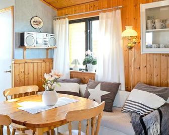 3 Person Holiday Home in Öckerö - Öckerö - Comedor