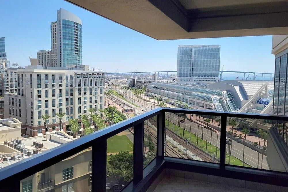Luxurious and Spacious 2-Bedroom Condo Unit Downtown San Diego in the Heart of the Gaslamp Quarter - 30-Day Min - سان دييغو - شرفة
