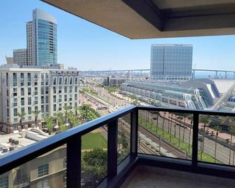 Luxurious and Spacious 2-Bedroom Condo Unit Downtown San Diego in the Heart of the Gaslamp Quarter - 30-Day Min - San Diego - Balcony