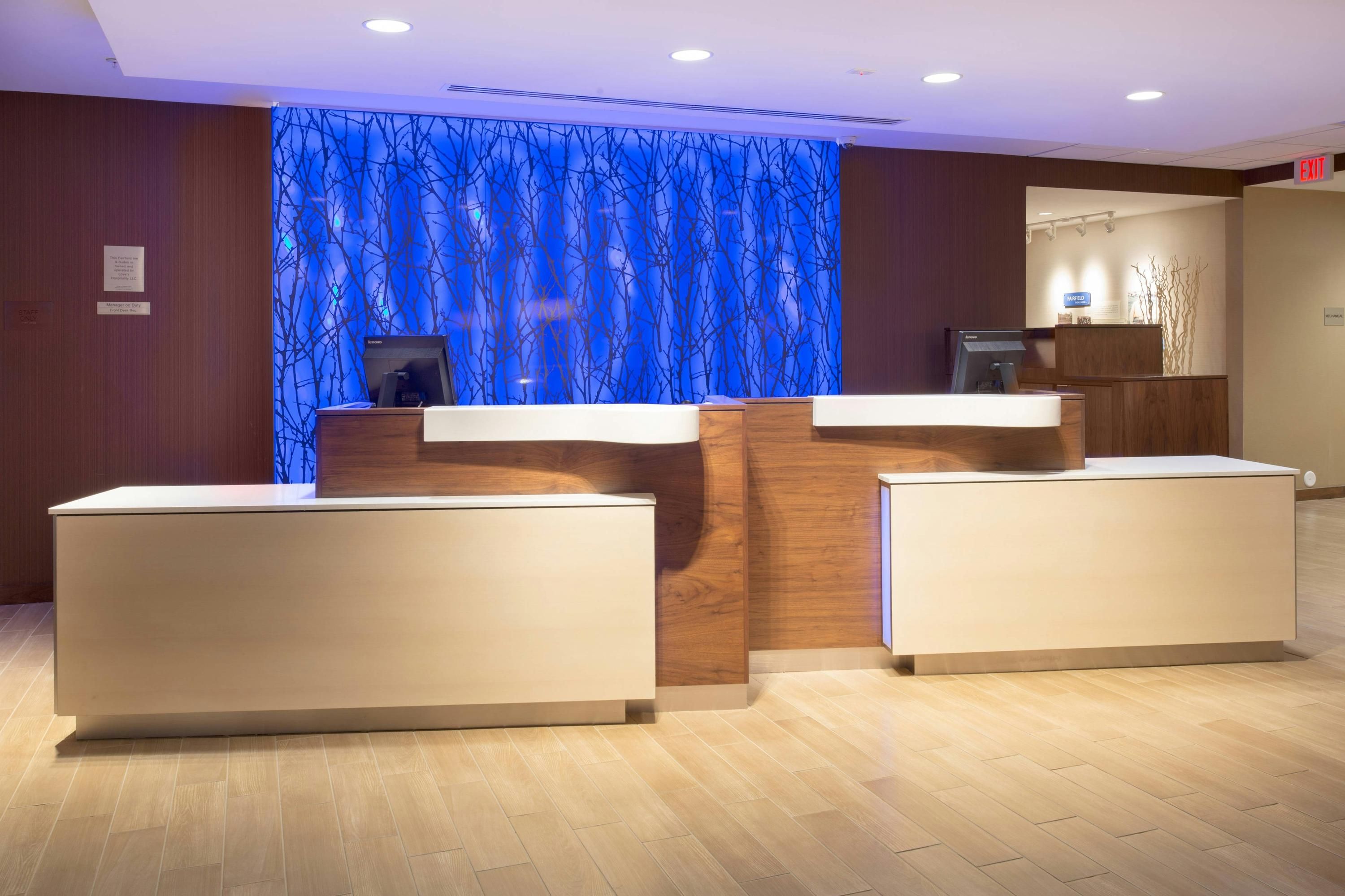 Fairfield Inn and Suites by Marriott Burlington - Burlington - Рецепція