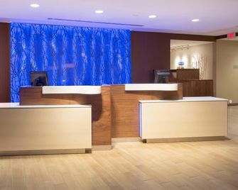 Fairfield Inn and Suites by Marriott Burlington - Burlington - Рецепція