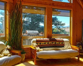 Mountain Dream Hot Tub! Views! Privacy! Pool table,Wi-Fi - Cripple Creek - Living room