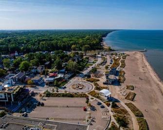 The Grey Beach House!! In the heart of Grand Bend - Lambton Shores - Building
