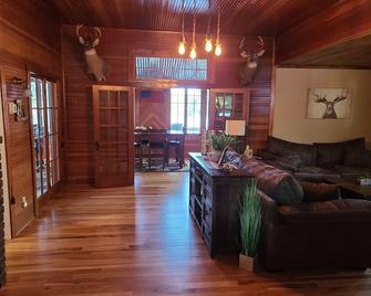 Beautiful and Spacious Lake Home! Large Deck Overlooking Lake! - Chetek - Living room