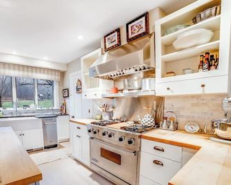 Beautiful, rustic home w/ on-site playground, deck, patio, grill, and fireplace - Bristol - Kitchen