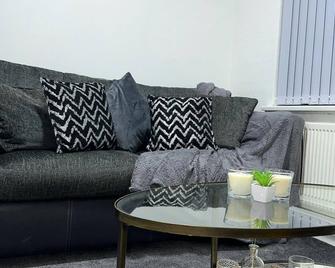 Noormak nights - Birmingham - Living room