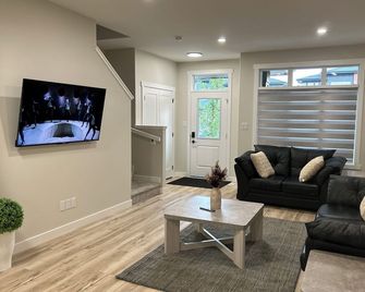 Stylish 3 bedroom home in Regina - Regina - Living room