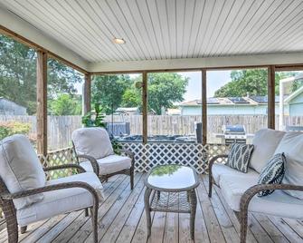 Idyllic Pasadena Retreat with Garden and Hot Tub! - Glen Burnie - Living room