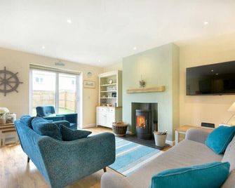 Beach Walk, Pet Friendly, Country Holiday Cottage In Beadnell - Beadnell - Living room