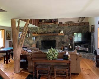 A Rustic Retreat At Wolf Hollow Farm - Andes - Sala de estar