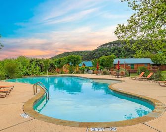 The View Cabin King Bed: Texas Hill Country Resort - Medina - Pool