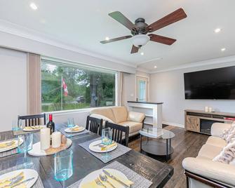Comfy Waterfront Cottage - 10 min from Casino Rama - Orillia - Dining room