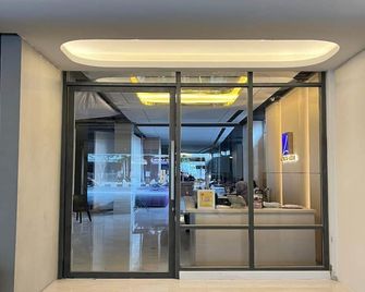 Laxston Hotel - Yogyakarta - Lobby