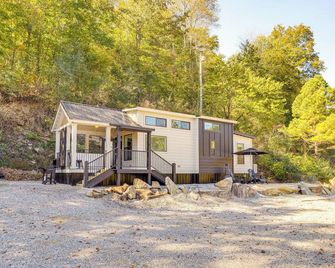 Deck, Grill and Fishing Pond Modern Cookeville Gem - Cookeville