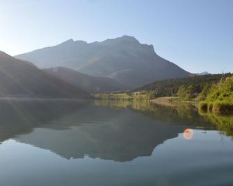 Crowsnest Riverside Cabin- 42 km from Castle Mountain Ski Resort - Bellevue - Outdoors view