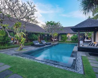 貝帕斯水明漾別墅 - 水明漾 - 庫塔 - 游泳池