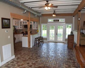 The Barn in Hendersonville - Hendersonville - Living room