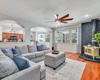 'Oak Hollow'- 40 Acre Country Escape w/ Pool, Sauna, Pet-Friendly! - Liberty Hill - Sala de estar