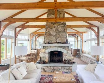 Outermost Island Compound w 1,750' Private Beach - Edgartown - Huiskamer