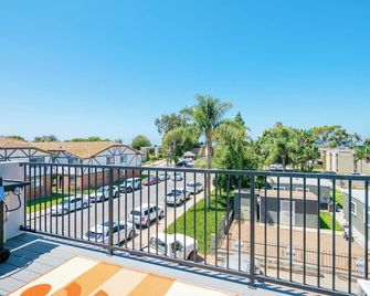 Entire Private Home with 3 Bedrooms 3 Bathrooms, Balcony Views, 10-mins to San Diego Gaslamp, Downtown, Available Now - National City - Balcón