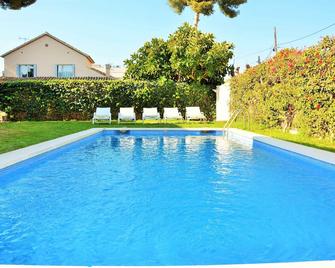 Villa Sitges Alegre. 3 minutes from the beach. Warm and welcoming air. - Sitges - Zwembad