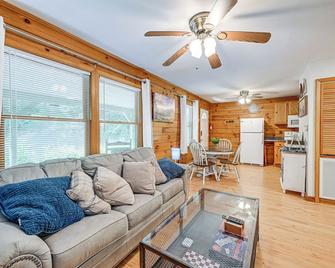 Cabin with Hot Tub, Near Smoky Mountains Natl Park! - Whittier - Living room