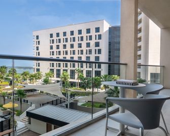Staybridge Suites Abu Dhabi - Yas Island By IHG - Abu Dabi - Balcón