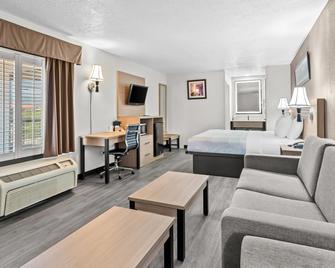 Quality Inn & Suites Albuquerque South Valley Area - Albuquerque - Bedroom