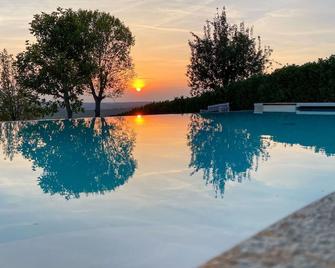 Beautiful private villa for 6 people with WIFI, A/C, private pool, TV, terrace and parking - Calliano - Piscina
