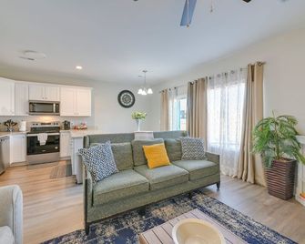 5 Mi to Charlotte Motor Speedway Cozy Townhome - Concord - Living room