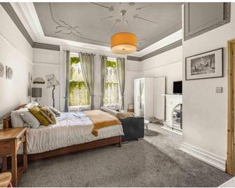 OYO Cornerstone Manor Hotel - Sale - Ložnice