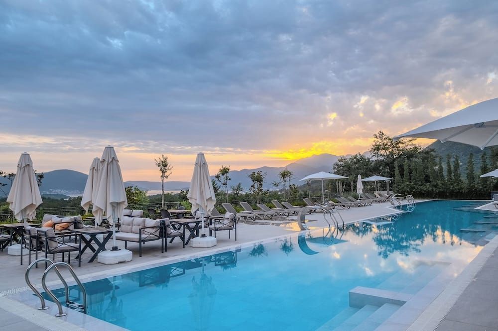 مونتينيجرو لودج - كوتور - حوض السباحة