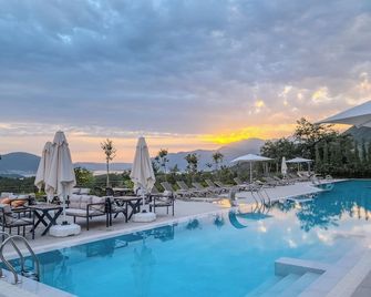 مونتينيجرو لودج - كوتور - حوض السباحة