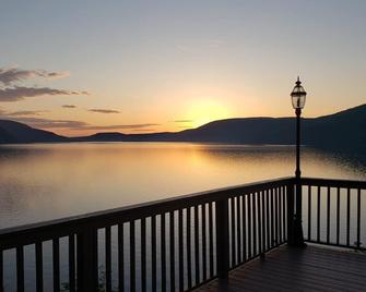 Welcome To On The Rock - A Recently Renovated Beautiful Lake Front Home - Hague - Balcón