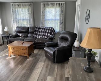 Cozy Country farmhouse with Hot Tub - Stevensville - Huiskamer