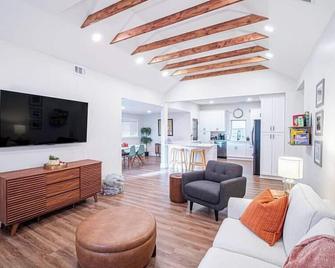 Artful Escape at Marietta Square - Marietta - Sala de estar