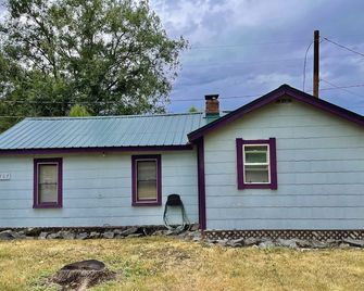 Keep it simple at this peaceful and centrally-located place. - Polson - Building