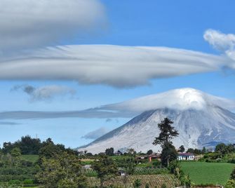 Nachelle Homestay - Berastagi - Vista esterna