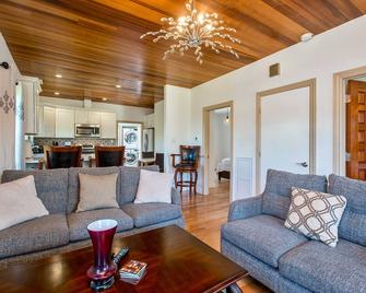 Alameda 2BR 2BA house, AC, near ferry to San Francisco, 2 free parking spaces - Alameda - Living room