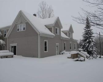 Studio apartment close to Boyne Mountain with 2 addl bedrooms sleeps 6 - Boyne City - Building
