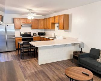 Cozy 2br, 1ba Getaway In Macomb, Il - Macomb - Keuken