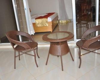 Eka Hoima Hotel - Hoima - Patio