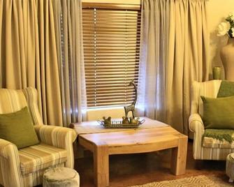 Valley Bushveld Country Lodge - Uitenhage - Living room