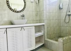 Bougainvillea Apartments - St. George's - Bathroom