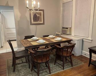2 Bedroom Fully Furnished, Pets Welcomed, W/D in unit, private parking, - Sharon Hill - Dining room