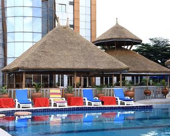 Signatious Hotel And Suite Warri - Warri - Piscina