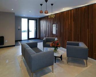 Grand Apartments Kew Gardens - London - Living room