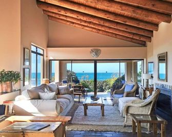 روبيرج بيتش لودج - لايون رورز هوتلز آند لودجيز - بليتينبرغ باي - غرفة معيشة